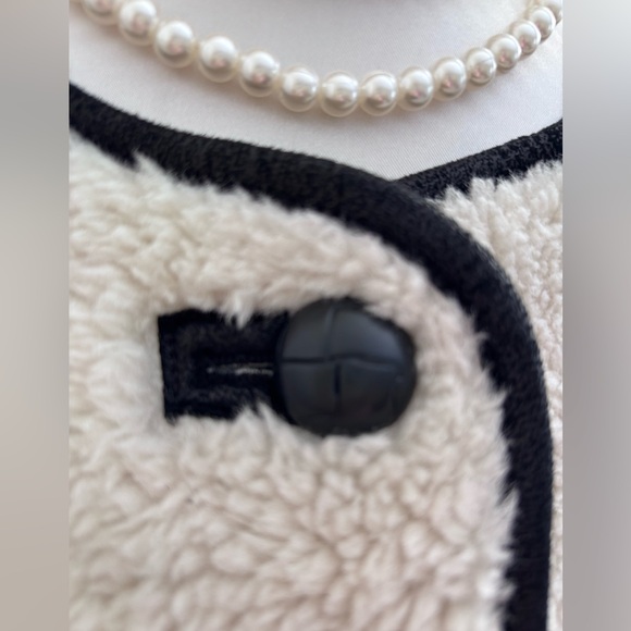 UNIVERSAL THREADS Goods Co. Fuzzy Jacket with unique details - Picture 11 of 12